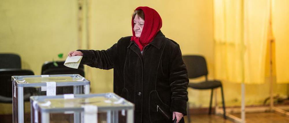 Eine Frau in Simferopol in der Ukraine gibt ihre Stimme zum Krim-Referendum ab.