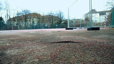 Loch an Loch. Auch die Sportanlagen der Schöneberger Sophie-Scholl-Oberschule müssen saniert werden. Die Turnhalle ist marode, der Sportplatz gesperrt. 