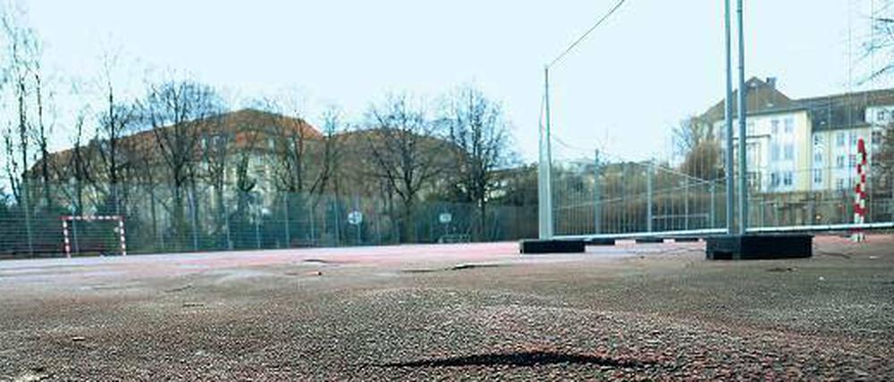 Loch an Loch. Auch die Sportanlagen der Schöneberger Sophie-Scholl-Oberschule müssen saniert werden. Die Turnhalle ist marode, der Sportplatz gesperrt.