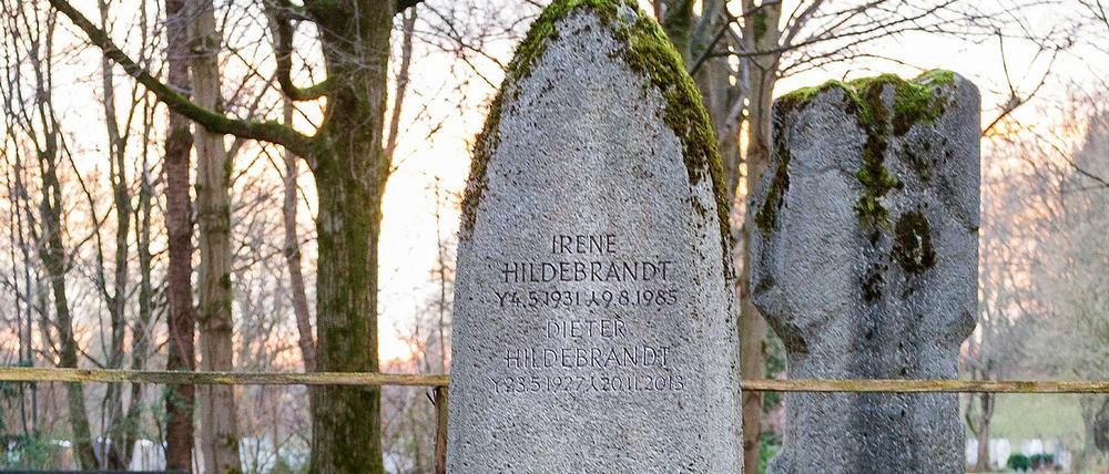 Grab von Dieter Hildebrandt in München - die Vorderseite.