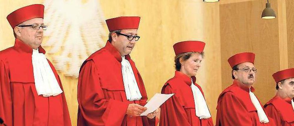 Gerichtspräsident Andreas Voßkuhle mit dem Zweiten Senat des Bundesverfassungsgerichts bei der Urteilsverkündung am Dienstag. 