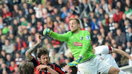 Dazwischengefaustet. Freiburg Keeper Oliver Baumann erwischte in Frankfurt einen überragenden Tag und sicherte seiner Mannschaft mit zahlreichen Paraden den Sieg. 