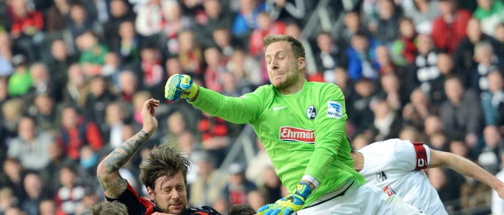 Dazwischengefaustet. Freiburg Keeper Oliver Baumann erwischte in Frankfurt einen überragenden Tag und sicherte seiner Mannschaft mit zahlreichen Paraden den Sieg. 