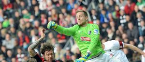 Dazwischengefaustet. Freiburg Keeper Oliver Baumann erwischte in Frankfurt einen überragenden Tag und sicherte seiner Mannschaft mit zahlreichen Paraden den Sieg.