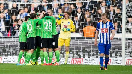 Der Heimfluch hält an für die Hertha: Die Hannoveraner jubeln, Keeper Thomas Kraft und Abwehrspieler Fabian Holland (r.) sind enttäuscht.