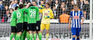 Der Heimfluch hält an für die Hertha: Die Hannoveraner jubeln, Keeper Thomas Kraft und Abwehrspieler Fabian Holland (r.) sind enttäuscht.