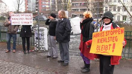 Anwohner protestieren am Mittwochmorgen für den Erhalt des Kiehlstegs in Neukölln. 