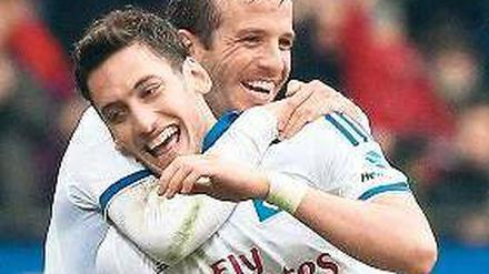 Hiergeblieben! Rafael Van der Vaart (hinten) herzt Hakan Calhanoglu.