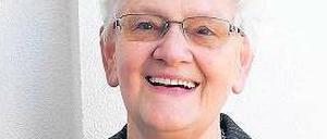 Adelheid Simon mit dem Bundesverdienstkreuz am Bande