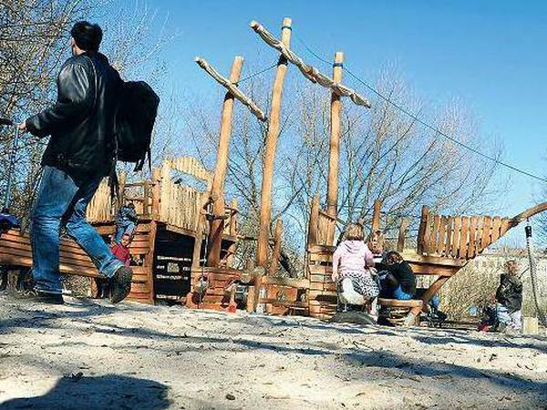 Auf dem Spielplatz spielen Kinder