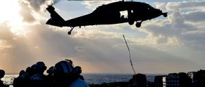 Ein offizielles Foto der US-Navy von einem Sea-Hawk-Helikopter vor wenigen Tagen im Atlantik.