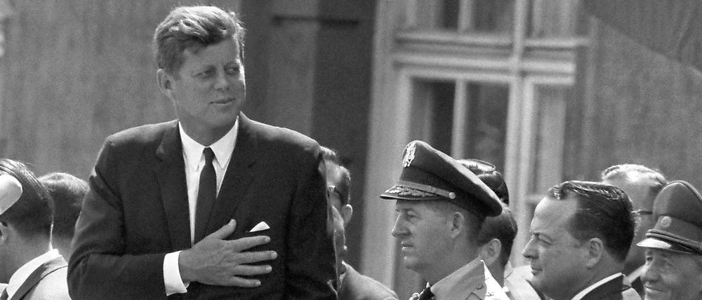 Der amerikanische Präsident John F. Kennedy während seiner Rede vor dem Schöneberger Rathaus in Berlin am 26. Juni 1963.