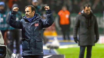 Herthas Trainer Jos Luhukay erlaubt seinen Spielern Grätschen nur in Notsituationen.