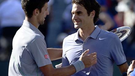 Novak Djokovic (links) und Roger Federer.