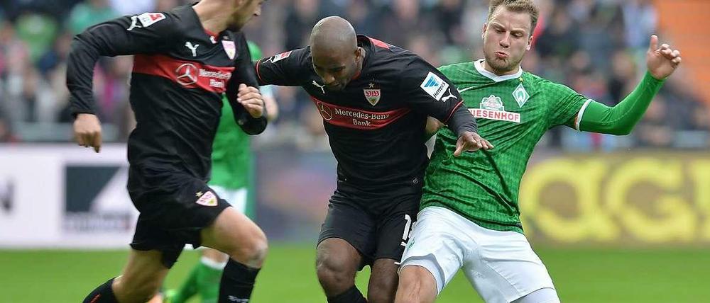 Stuttgarts Cacau (m.) gegen Bremens Bargfrede: Gute Ansätze beim Stevens-Debüt.