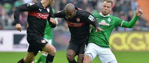 Stuttgarts Cacau (m.) gegen Bremens Bargfrede: Gute Ansätze beim Stevens-Debüt.