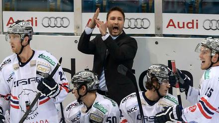 Beim Rückspiel geht es um alles. Trotz energischer Anweisungen von Trainer Jeff Tomlinson verloren die Eisbären 1:4 im Hinspiel gegen Ingolstadt.