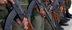 Ein Longseller des internationalen Waffenhandels: die Kalaschnikow. Das Foto zeigt palästinensische Sicherheitskräfte.