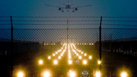 Keine Vögel da? Na dann guten Flug! Maschine im Landeanflug auf Berlin-Schönefeld.