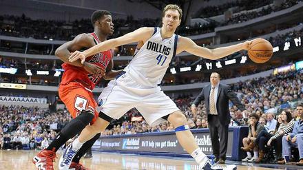 Muss sich ganz schön strecken: Dirk Nowitzki (rechts) droht mit den Dallas Mavericks erneut die Play-offs zu verpassen.