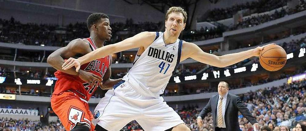 Muss sich ganz schön strecken: Dirk Nowitzki (rechts) droht mit den Dallas Mavericks erneut die Play-offs zu verpassen.