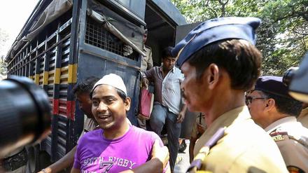 Zwei der Verurteilten nach dem Prozess in Mumbai