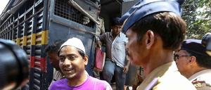 Zwei der Verurteilten nach dem Prozess in Mumbai
