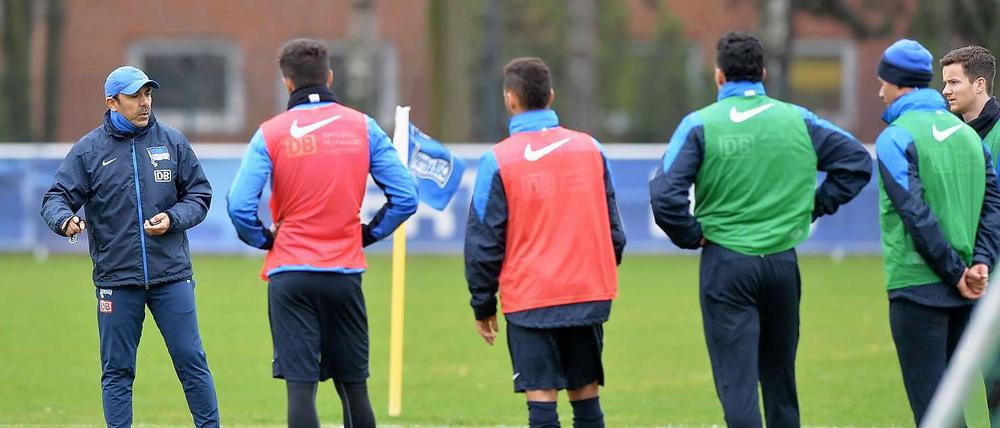 Alle mal herhören! Jos Luhukay (links) hat mal wieder ein paar grundsätzliche Anmerkungen zur Arbeitsauffassung seiner Spieler. 