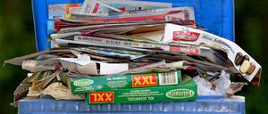 Bis über den Rand. Seit Anfang März werden die blauen Altpapiertonnen einiger Haushalte nicht mehr geleert.