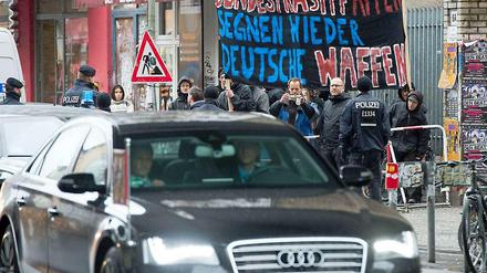 Hauptsache Demo. Trillerpfeifen und Spruchbänder gehören in Kreuzberg dazu. Von ,,Kriegstreiber“ bis „Antikommunist“ reichten die Schlachtrufe bei der Demonstration gegen Bundespräsident Gauck.