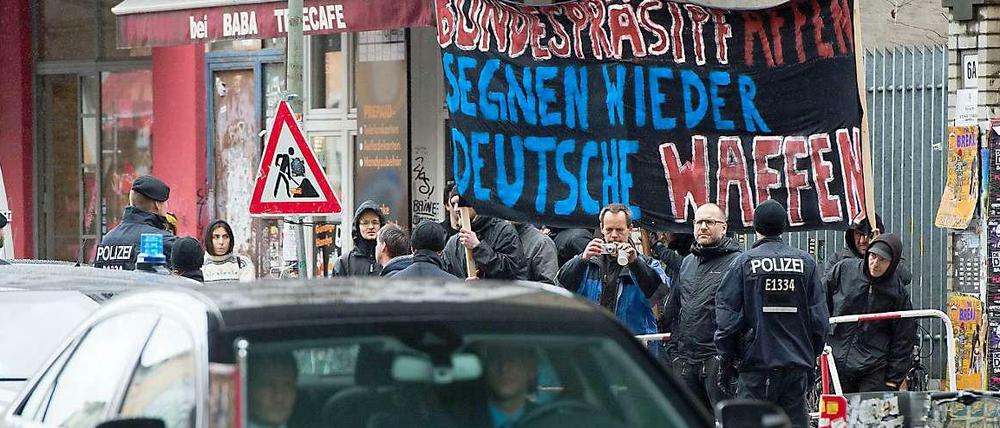 Hauptsache Demo. Trillerpfeifen und Spruchbänder gehören in Kreuzberg dazu. Von ,,Kriegstreiber“ bis „Antikommunist“ reichten die Schlachtrufe bei der Demonstration gegen Bundespräsident Gauck.