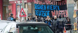 Hauptsache Demo. Trillerpfeifen und Spruchbänder gehören in Kreuzberg dazu. Von ,,Kriegstreiber“ bis „Antikommunist“ reichten die Schlachtrufe bei der Demonstration gegen Bundespräsident Gauck. 