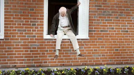 Allan Karlsson steigt aus dem Fenster.