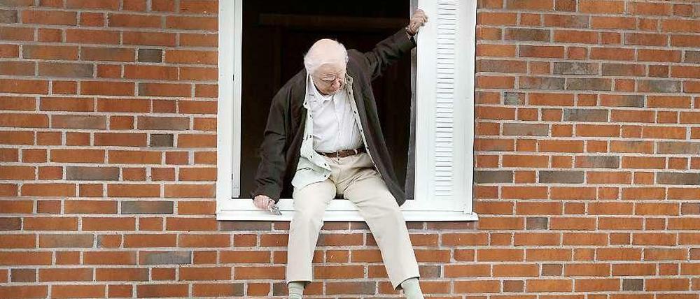 Allan Karlsson steigt aus dem Fenster.