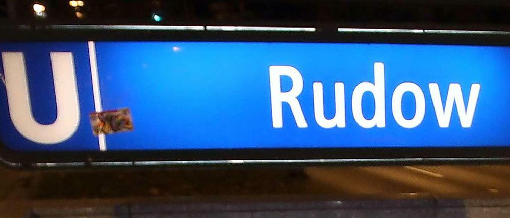 Eingang zum U-Bahnhof Rudow in Berlin-Neukölln