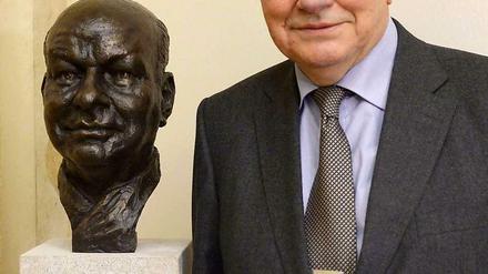 Der ehemalige Regierende Bürgermeister Walter Momper (SPD) und sein ehernes Ebenbild.