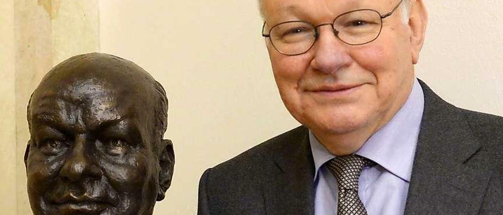Der ehemalige Regierende Bürgermeister Walter Momper (SPD) und sein ehernes Ebenbild.