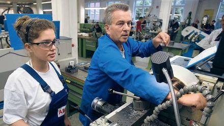 Vollzeit und in der Industrie: Unter diesen Umständen sind die Verdienstunterschiede zwischen den Geschlechtern eher gering. 