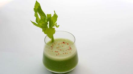 Der Tag beginnt mit einem grünen Frühstücks-Smoothie: Äpfel, Sellerie, Gurke - gesund, gesund!  
