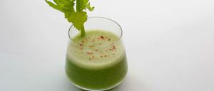 Der Tag beginnt mit einem grünen Frühstücks-Smoothie: Äpfel, Sellerie, Gurke - gesund, gesund!  