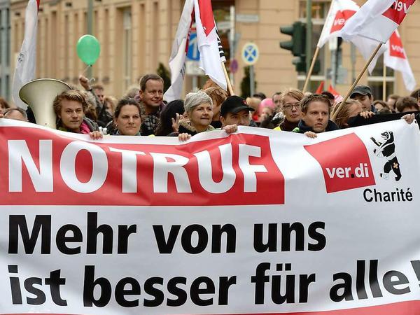 Protest vor der Charité. Die Schwestern und Pfleger dort fordern derzeit nicht mehr Lohn, sondern bessere Arbeitsbedingungen.