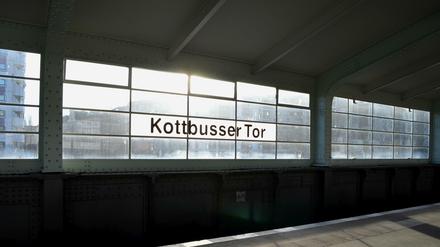 Nächster Halt Kottbusser Tor! In der Mitte des Kotti kreuzen sich zwei U-Bahnlinien: Die U1, die überirdisch zwischen Westen nach Osten hin und her fährt und die U8, die von Süden nach Norden fährt - und umgekehrt. 