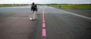 Weiter Blick über die Rollbahn des Tempelhofer Feldes.