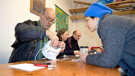 Ein Blick ins Innere eines Reiskochers. Im Repaircafé helfen Elektriker ehrenamtlich bei der Reparatur von Haushaltsgeräten. 