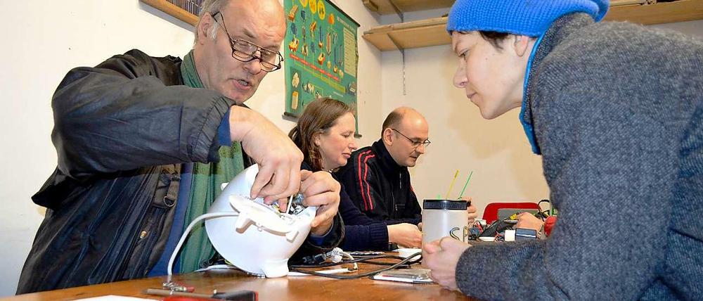 Ein Blick ins Innere eines Reiskochers. Im Repaircafé helfen Elektriker ehrenamtlich bei der Reparatur von Haushaltsgeräten. 