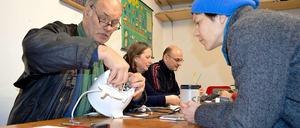 Ein Blick ins Innere eines Reiskochers. Im Repaircafé helfen Elektriker ehrenamtlich bei der Reparatur von Haushaltsgeräten. 