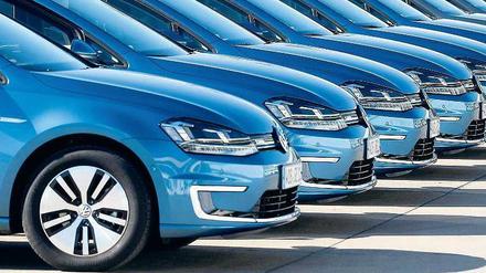 Starker Auftritt. Mit einer großen Flotte von Elektroautos wirbt VW in diesen Tagen am Flughafen Tempelhof für eine elektrische Zukunft der Mobilität.