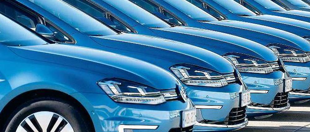 Starker Auftritt. Mit einer großen Flotte von Elektroautos wirbt VW in diesen Tagen am Flughafen Tempelhof für eine elektrische Zukunft der Mobilität.