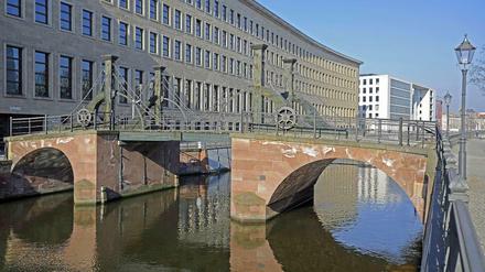 Die Jungfernbrücke am Kupfergraben. Sie soll die älteste Brücke der Stadt Berlin sein.