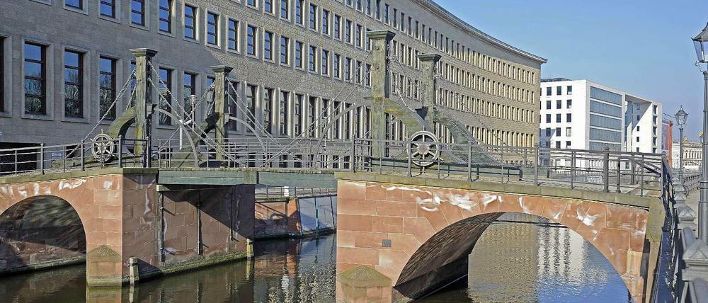 Die Jungfernbrücke am Kupfergraben. Sie soll die älteste Brücke der Stadt Berlin sein.